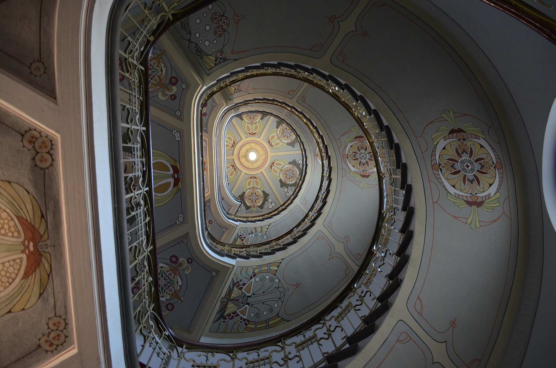 surprising_media-stairs-8213484_1920